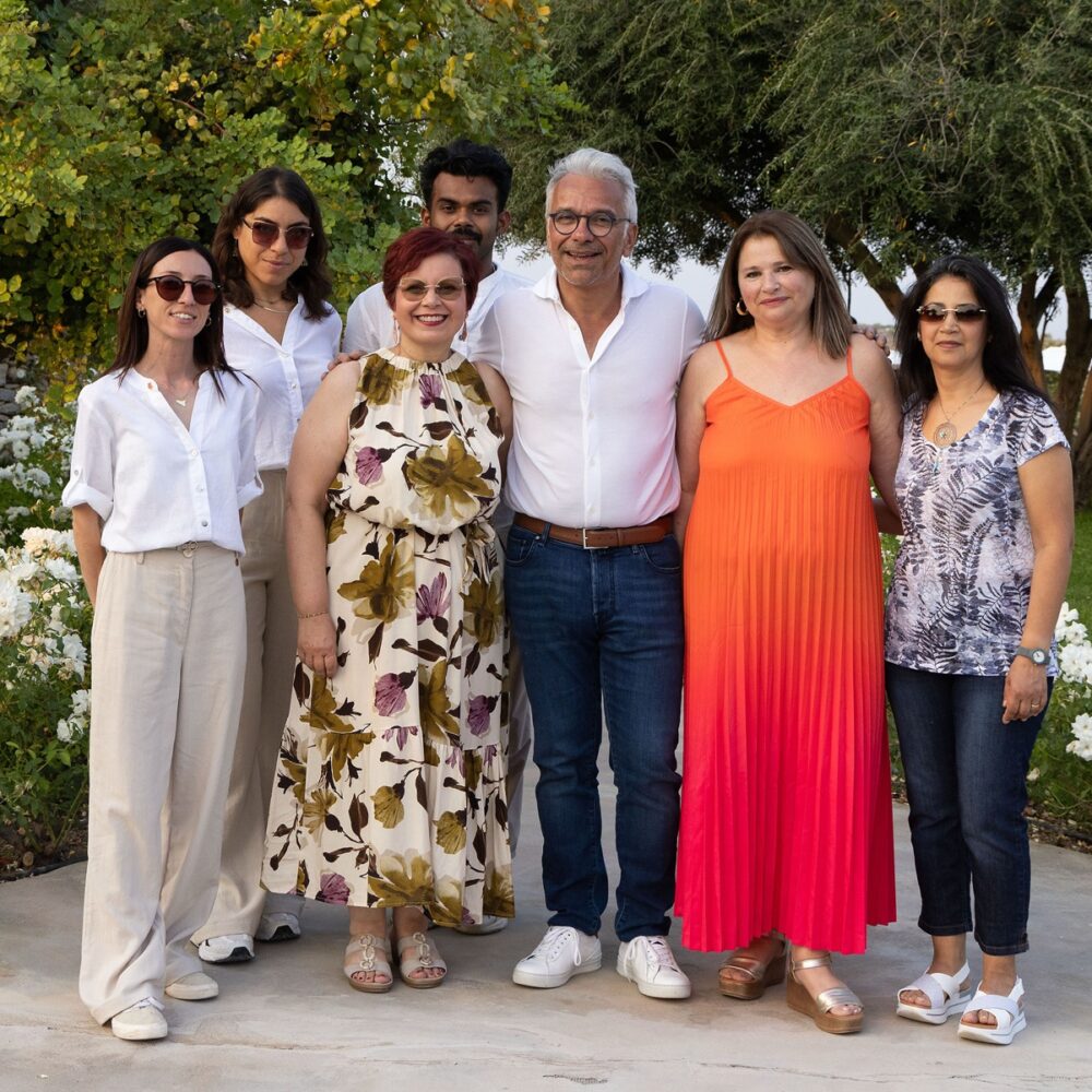 proprietaire-rosario-equipe-masseria-del-carrubo-sicile-hotel-charme